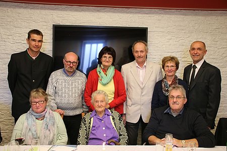 1. Reihe: Tochter Leopoldine Ledermüller, Jubiarin Leopoldine Krapfenbauer, Sohn Josef Krapfenbauer2. Reihe: GR Alexander Scheidl, P. Daniel Gärtner, Tochter Melitta Haider, Sohn Walter Krapfenbauer, Tochter Edith Schrittwieser und Vizebürgermeister Josef Schaden