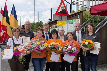 Die geehrten Mitarbeiter des DWH (v.l.):Roswitha Schaden, Josef Schaden, Brigitte Fillek, Franz Blauensteiner, Manuela Grassinger, Dieter Holzer, Monika Palmetzhofer, Johann Hölzl, Elisabeth Poppinger