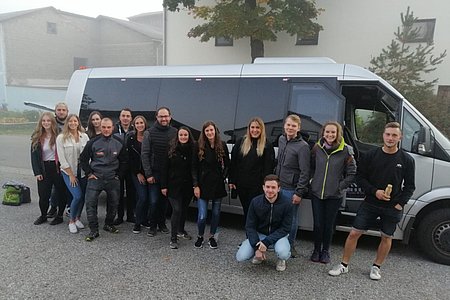 Gruppenfoto frühmorgens beim Bus (v. l.): Stefanie Kugler, Lukas Schaden, Katharina Kalch, Vanessa Neunteufl, Tobias Krenn, Dominik Kalch, Eva Zuschrott, Christopher Edelmaier, Anna Haghofer, Ina Böhm, Kathrin Trappl, Michael Poppinger, Phillip Stauber, Madeleine Zeilinger, Maximilian Maierhofer.