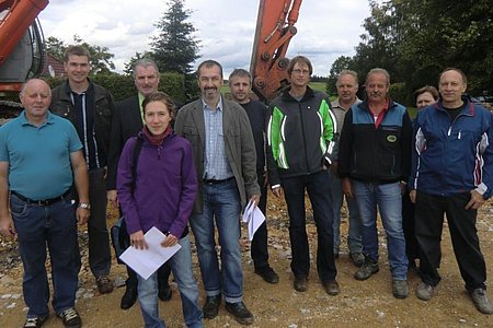 Baubesprechung in Walterschlag: GGR Josef Koppensteiner, GR Alexander Scheidl, Bgm. Johann Hölzl, Landschaftsplanerin Verena Gretz, Walter Bröderbauer (Straßenbauabteilung Waidhofen/Thaya), Manfred Zeilinger und Christoph Berger (beide Straßenmeisterei Zwettl), Polier Franz Fletzberger (Fa. Swietelsky), Bauwart Johann Grünstäudl (Straßenmeisterei Zwettl) sowie Hedi und Ossi Kammerer (Anrainer)