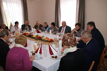 Nach der Messe wurden die Jubelpaare im Pfarrhof bei einer Agape versorgt