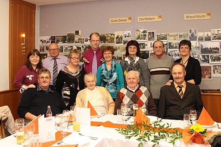 Der Jubilar Josef Krapfenbauer mit seiner Gattin Leopoldine sowie allen fünf Kindern und Schwiegerkindern:Schwiegertochter Elfriede und Sohn Josef Krapfenbauer, Schwiegersohn Rudolf und Tochter Leopoldine Ledermüller, Schwiegersohn Johann und Tochter Edith Schrittwieser, Tochter Melitta und Rudolf Haider sowie Sohn Walter und Schwiegertochter Hermine Krapfenbauer