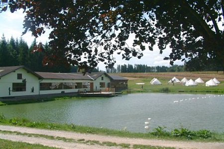 Die Pfarrerteichhalle fügt sich harmonisch in die Teichanlage ein