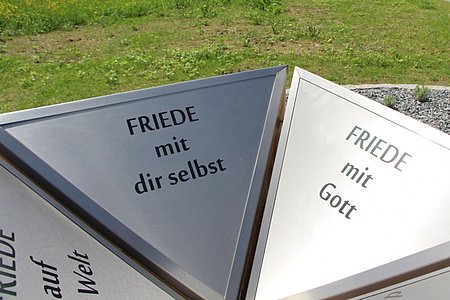 Die Pyramide geht nach innen, so wie auch Frieden von innen heraus kommen muss.