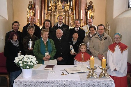 Die Jubelpaare mit P. Daniel Gärtner und den beiden Ministranten Anna Kraft und Theresa Maierhofer:Von links nach rechts: Traude und Harald Gindler (25 Jahre), Roswitha und Josef Schaden (25 Jahre), Christa und Rudolf Kletzl (40 Jahre), Gabriele und Erwin Reiberger (25 Jahre), Rita und Johann Kaufmann (25 Jahre), Maria und Leopold Holzmüller (25 Jahre)Nicht am Bild: Josef und Leopoldine Krapfenbauer (60 Jahre)