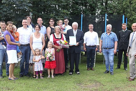 1. Reihe: Markus Boden mit Fabian, Gerlinde Schnabl mit Elias, Gerald und Birgit Boden mit Luisa und Laura, Klothilde und Othmar Boden, Dietmar Hipp, Harald Zauner, Alexander Scheidl, Bgm. Josef Schaden 2. Reihe: Martina und Karl Weichselbaum, Marleen Schipany, Lea und Matthias Boden