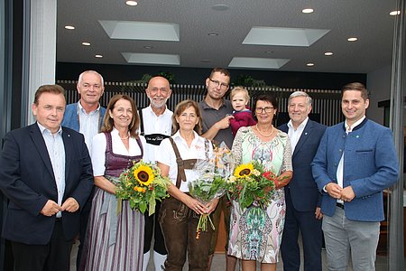 Viele prominente Gäste waren bei den Feierlichkeiten dabei: Labg. Franz Mold, Rudolf Damberger, Wirtschaftskammerobfrau Anne Blauensteiner, Josef und Roswitha Schaden, Obmann Markus Rabl mit Tochter Franziska, Landesobfrau Dorf-Stadterneuerung Maria Forstner, Vbgm. Günther Prinz und Nationalrat Lukas Brandweiner