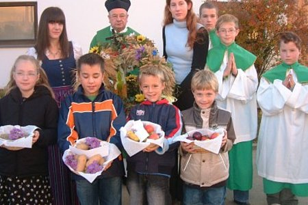 Die Gaben brachten Theresa Maierhofer, Dominik Kalch, Tobias Krenn, Maximilian Maierhofer (1.Reihe v. l.), Ina Böhm, Regina Holzmüller, Martin Goldnagl, Michael Hipp und Benedikt Ledermüller (2. Reihe v. l.) mit P. Albert in die festlich geschmückte Pfarrkirche.