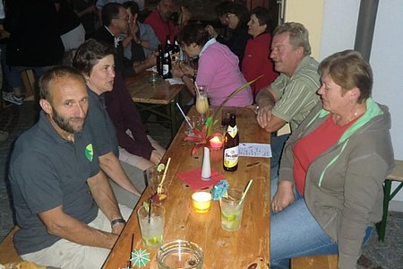 Viele nahmen aufgrund des lauen Sommerabends auch im Freien Platz.