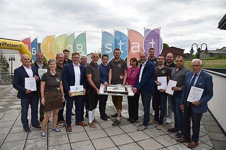 Gerhard Hipp, Dietmar Hipp, Manuela Haider, Anton Hipp, Gerhard Haider, Bezirkshauptmann Markus Peham, Harald Zauner, Bgm. Josef Schaden,  Nationalrat Lukas Brandweiner, Obm. Markus Rabl, Obfrau Dorf- und Stadterneuerung Maria Forstner, Paul Schachenhofer, Alexander Scheidl, Thomas Ruß, Christopher Edelmaier, Josef Kalch, Anton Hipp sen.