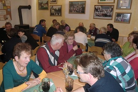 Nach dem Kreuzweg fanden sich viele Einwohner und Besucher im Dorfhaus ein, um für einen guten Zweck zu essen und zu trinken.