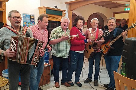 Markus Penz, Walter Traxler, Emmerich Hießl, Reinhold Haderer und Hermann Weichselbaum brachten Anni Weißenböck ein Geburtstagsständchen