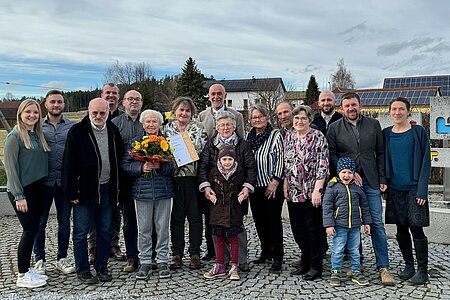 vl.: Theresa Mörzinger, Maximilian Maierhofer, P.Daniel Gärtner, Obmann vom Bauernbund Dietmar Hipp, Markus Maierhofer, Maria Kaufmann, Gerlinde Maierhofer, Bürgermeister Josef Schaden, Elfriede Chana, Karolina Chana, Christa Bruckner, Walter, Monika und Harald Gretz, Nikolaus und Christian Chana, Verena Gretz