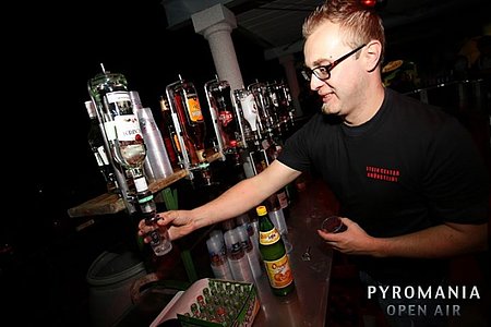 Manuel Breiteneder beim Ausschank in der Bar