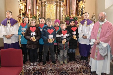 Die Erstkommunionkinder der Pfarre Sallingstadt: Petra Müllner, Julia Poppinger, Tanja Müllner, Jakob Hipp, Katharina Kletzl, Dominic Bichl, Hanna Grassinger mit den Ministranten Paul Scheidl und Maximilian Maierhofer sowie Pfarrer P. Daniel Gärtner