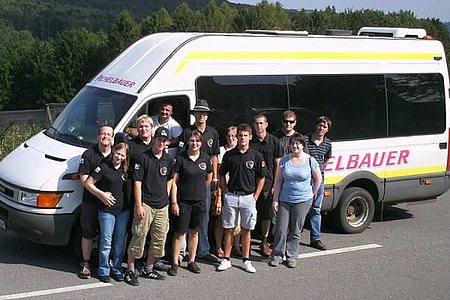 Die versammelte Mannschaft in den neuen Jugendleiberl