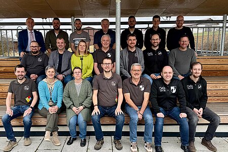 1.      Reihe: Thomas Russ (Obm.-Stv.), Manuela Haider (Schriftführerin), Christine Krecek, Markus Rabl (Obm.), Anton Hipp (Blumenschmuck-Beauftragter), Wolfgang Weitzenböck und Harald Krapfenbauer (Obm.-Stv.)2.      Reihe: Daniel Hörndl, Dietmar Hipp (Kassier), Eva Grafeneder, Franz Danzinger, Alexander Scheidl, Christopher Edelmaier und Christian Hipp3.      Reihe: Bgm. Josef Schaden (Direktor des Jugendgästehauses und des Dorfwirtshauses), Michael Hipp (Obm.-Stv.), Maximilian Maierhofer, Josef Bauer, Mathias Hipp, Stefan Wally und Sascha Böhm (Leiter des Wanderwesens)