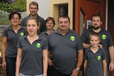 Das Dorfhaus-Team war um das leibliche Wohl der Gäste bemüht:Elisabeth Geisberger, Verena Gretz, Alexander Scheidl, Hedi Kammerer, Franz Karlinger, Paul Scheidl und Harald Gretz. Nicht am Bild: Herta Liebenauer und Iris Scheidl