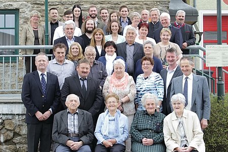 Anna Edelmaier (vorne sitzend 2. v.l.) feiert mit einer großen Gratulantenschar ihren 80. Geburtstag.