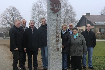 Walterschlag identifiziert sich kürzlich auch mit "Willkommenssteinen", die ein gelungenes zeitgenössisches Erscheinungsbild tragen: VV-Obmann Josef Bauer, Vizebgm. Josef Schaden, Bgm. Johann Hölzl, GR Alexander Scheidl, Grundeigentümer Helene und Josef Scheidl, Grundeigentümer Waltraud Poppinger und OV Georg Höllrigl