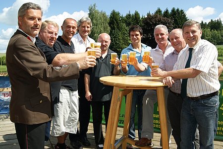 Foto: FF-Komm. HBI Anton Hipp, Josef Bauer (Obmann Verschönerungsverein), Vize-Bgm. Josef Schaden, GfGR Robert Reuberger, Pater Daniel Gärtner, GfGR Erwin Zellhofer, Bgm. Johann Hölzl, GfGR Josef Koppensteiner und GfGR Günther Prinz