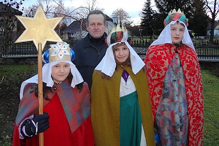 Mit der zweiten Gruppe in Limbach ging Leopold Holzmüller von Haus zu Haus: Eva-Maria Frieht, Cornelia Frieht und Martin Olsa.