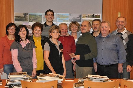 Das "Soko 100 Team"(Sonderkommission 100 Jahre von der Schule zum Dorfzentrum Sallingstadt): Silvia Mayerhofer, Manuela Haider, Elfriede Reuberger, Markus Rabl, Roswitha Schaden, Fritz Poinstingl, Gabi Walter, Gerhard Hipp, Anton Hipp, Josef Bauer und Josef Schaden;nicht am Bild: Karin Böhm, Franz Karlinger, Harald und Walter Gretz, Klaudia Hipp, Herfriede Konkolits, Wolfgang Weitzenböck, Thomas Russ und Alexander Scheidl.