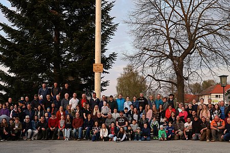 Gruppenfoto mit den Beteiligten aus Sallingstadt und der Jungschargruppe vom Jugendgästehaus