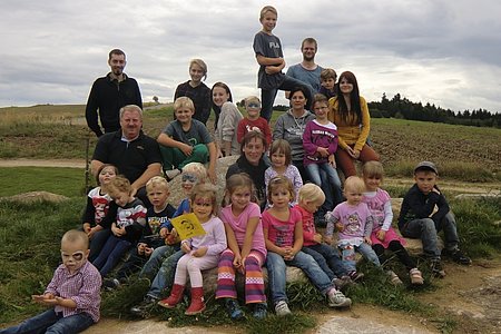 Ein Erlebnis für die Kinder - der Familienwandertag in Sallingstadt, organisiert vom Verschönerungs- und Wanderverein Sallingstadt/Walterschlag, dessen Obmann Josef Bauer ist (sitzend am Stein ganz links)