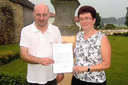 Pater Daniel Gärtner und Gabriele Koller mit dem Dekret.