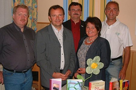 VV Obmann Josef Bauer, Referent Dr. Manfred Greisinger, Dorferneuerungsbetreuer Rupert Klein, Hermine Fuchs und Organisator GGR Josef Schaden