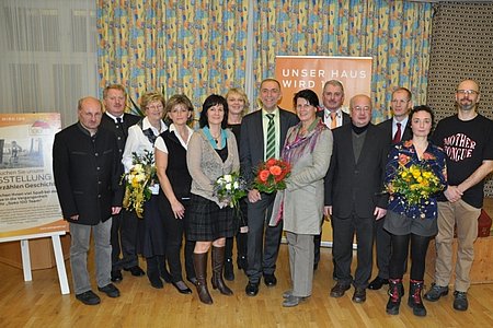 v.l. Pater Daniel Gärtner, Josef Bauer, Helene Scheidl, Roswitha Schaden, Manuela Haider, Gabi Walter, Vgm. Josef Schaden, ÖKR Maria Forstner, Bgm. Johann Hölzl, Pater Albert Filzwieser, BH-Stv. Josef Schnabl, Natascha Gundacker und Joachim Berger (Kabaretteinlage)