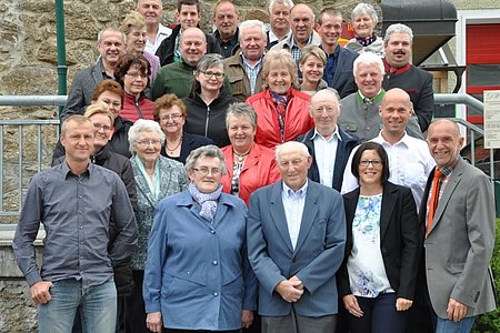 Thomas, Rosa und Friedrich sowie Melanie Lang mit  Vbgm. Josef Schaden und den Gratulanten anlässlich seines 75. Geburtstages