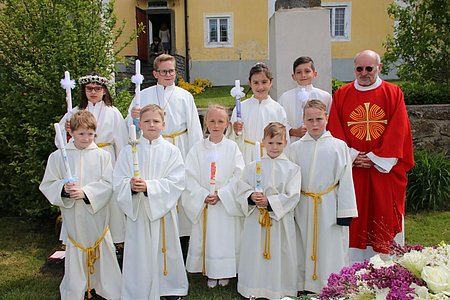 Die Erstkommunionskinder (v. l.): Nico Gindler-Kühtreiber, Sabrina Maier, Valentin Grassinger, Philip Poinstingl, Astrid Krecek, Lara Hölzl, Oskar Poinstingl, Jan Bichl, Josef Danzinger und Pater Daniel Gärtner.