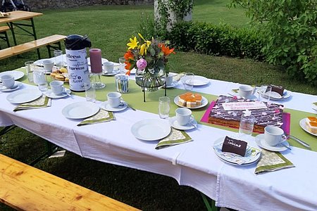 Der festlich gedeckte Tisch im Pfarrhofgarten