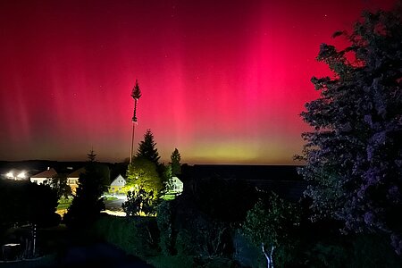 Am 10. Mai erstrahlte der Maibaum im Schein der Nordlichter.