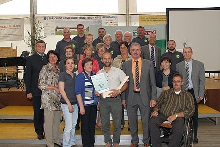 Walter Gretz mit seinem "Fanclub" und zahlreichen Ehrengästen:1. Reihe: Obfrau der NÖ Dorferneuerung Maria Forster, Verena Gretz, Monika Gretz, Walter Gretz, Bgm. Johann Hölzl, Elfriede Krapfenbauer, Josef Krapfenbauer, Bezirkshauptmann-Stellvertreter Dr. Josef Schnabl2. Reihe: LAbg. Ing. Johann Hofbauer, Leopoldine Jank, Roswitha Schaden, Helene Scheidl, Anita Hölzl, Harald Gretz3. Reihe: Josef Scheidl, Herta Liebenauer, Maria Steininger, Wilhelm Steininger, Vizebgm. Josef Schaden4. Reihe: Alexander Scheidl, Franz Karlinger, Walter Liebenauer, Franz Danzinger