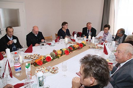 Auch Pater Daniel ließ es sich nicht nehmen, gemeinsam mit den Jubilaren zu Frühstücken