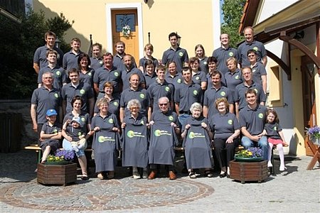 Einige Walterschläger haben sich am Sonntag, dem 5. Juni 2011, mit dem neuen Dorfleiberl zu einem Gruppenfoto zusammengefunden:1. Reihe: Paul, Felix, Iris und Helene Scheidl, Maria und Wilhelm Steininger, Rosa Dorr, Leopoldine Jank, Alexander und Marie Scheidl2. Reihe: Josef Scheidl, Thomas Geisberger, Hedwig und Oswin Kammerer, Harald Krapfenbauer, Gerhard Haider, Gerhard und Franz Klenn3. Reihe: Franz Höllrigl, Elisabeth Geisberger, Franz Danzinger, Walter und Monika Gretz, Monika Palmetzhofer, Elfriede Krapfenbauer, Angelika und Herta Klenn, Hermine Krapfenbauer4. Reihe: Markus Boden, Christian Chana, Verena und Harald Gretz, Carina und Klaus Krapfenbauer, Helga Genner, Georg Höllrigl, Walter Krapfenbauer