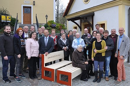 Walter Gretz mit Gattin Monika, seine beiden Kinder Harald und Verena, seine Schwiegerkinder Jennifer und Christian und Enkelin Karolina. Weiters am Bild sind zahlreiche Verwandte, Freunde und Vertreter der Öffentlichkeit.