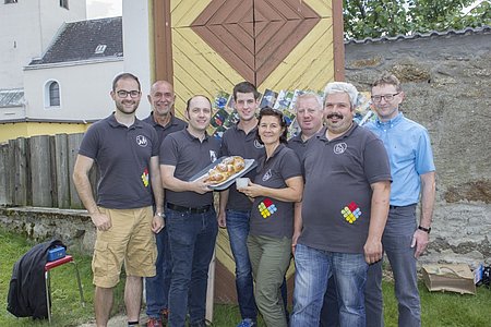 Einige helfende Hände beim Aufbau:Christopher Edelmaier, Josef Schaden, Wolfgang Weitzenböck, Stefan Wally, Manuela Haider, Josef Bauer, Harald Zauner, Karl Poppinger (v. l.)