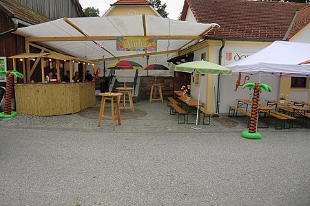 Viele Aufbauarbeiten waren nötig, um den Dorfplatz für die Veranstaltung zu rüsten.