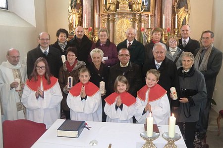 Die Jubelpaare der Pfarre Sallingstadt mit P. Daniel Gärtner, den Ministranten Theresa und Maximilian Maierhofer, Anna Kraft sowie Paul Scheidl:1. Reihe: Franz und Elisabeth Reiberger (25 Jahre), Karola und Johann Kramreither (30 Jahre), Karl und Agnes Hipp (65 Jahre)2. Reihe: Brigitte und Martin Kramreither (30 Jahre), Friedrich und Rosa Lang (40 Jahre), Gertrude und Gerhard Hipp (40 Jahre), Hedwig und Walter Hipp (40 Jahre)Krankheitshalber konnten Rosa und Erich Past (50 Jahre) nicht teilnehmen.