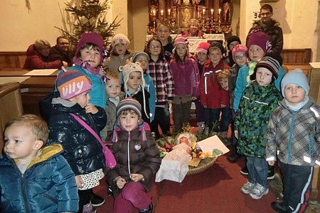 Einige Kinder stellten sich nach der Kindermette einem Foto.Im Hintergrund: Wortgottesdienstleiterin Helene Scheidl und Lektor Christopher Edelmaier