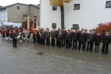 Festzug mit Musik und Feuerwehr