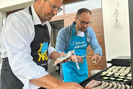 Die beiden Hobbygriller kümmerten sich um das Wohl der Gäste