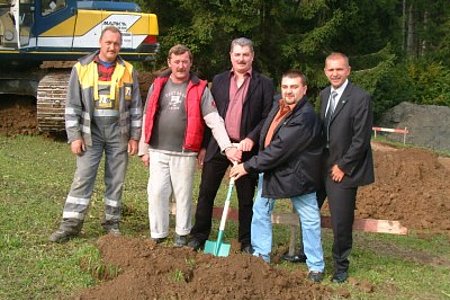 v.l.n.r.: Oskar Pany, Polier der Fa. Leithäusl, Bauleiter Obmannstv. Franz Danzinger, Bürgermeister Johann Hölzl, Obmann Franz Karlinger, Gf.Gr. Josef Schaden