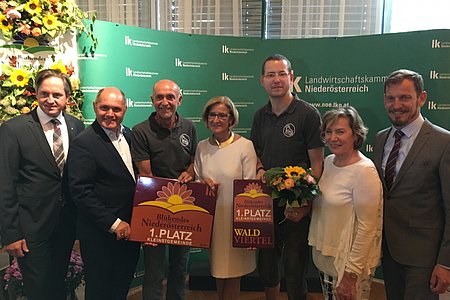 v.l.n.r. Johannes Schmuckenschlager, Wolfgang Sobotka, Bürgermeister Josef Schaden, Landeshauptfrau Johanna Mikl-Leitner, Obmann Markus Rabl, Sonja Zwazl, Johannes Käfer