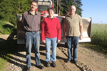 Robert und Ela Neunteufel sowie GGR Josef Koppensteiner kurz vor den Planierarbeiten beim Ritzmannshoferweg