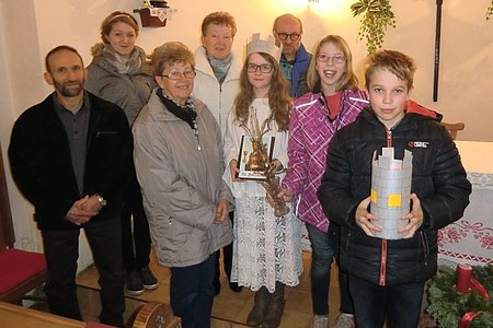 Adventfeier in Walterschlag: Mesner Walter Gretz, Carina Krapfenbauer, Helene Scheidl, Herta Liebenauer, Marie Scheidl als Hl. Barbara, P. Daniel Gärtner, Cornelia Haider und Paul Scheidl